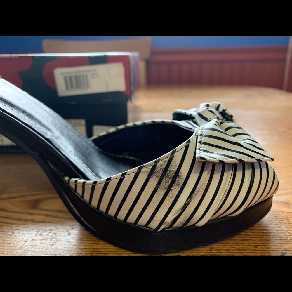 T.U.K. Blk/Wht Stripe Knot Heel - Picture 6 of 8